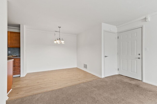 Building Photo - Two Bedroom Contemporary Style Apartment o...