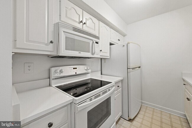 Building Photo - 5921 Barbados Pl