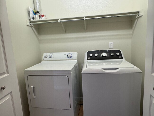 Building Photo - Corner lot Roseville property!