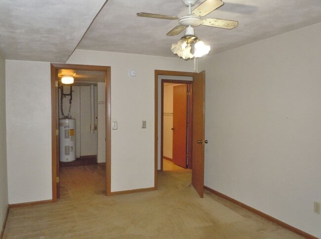 Building Photo - One Bedroom 1st Floor Condo  - Pet Friendl...