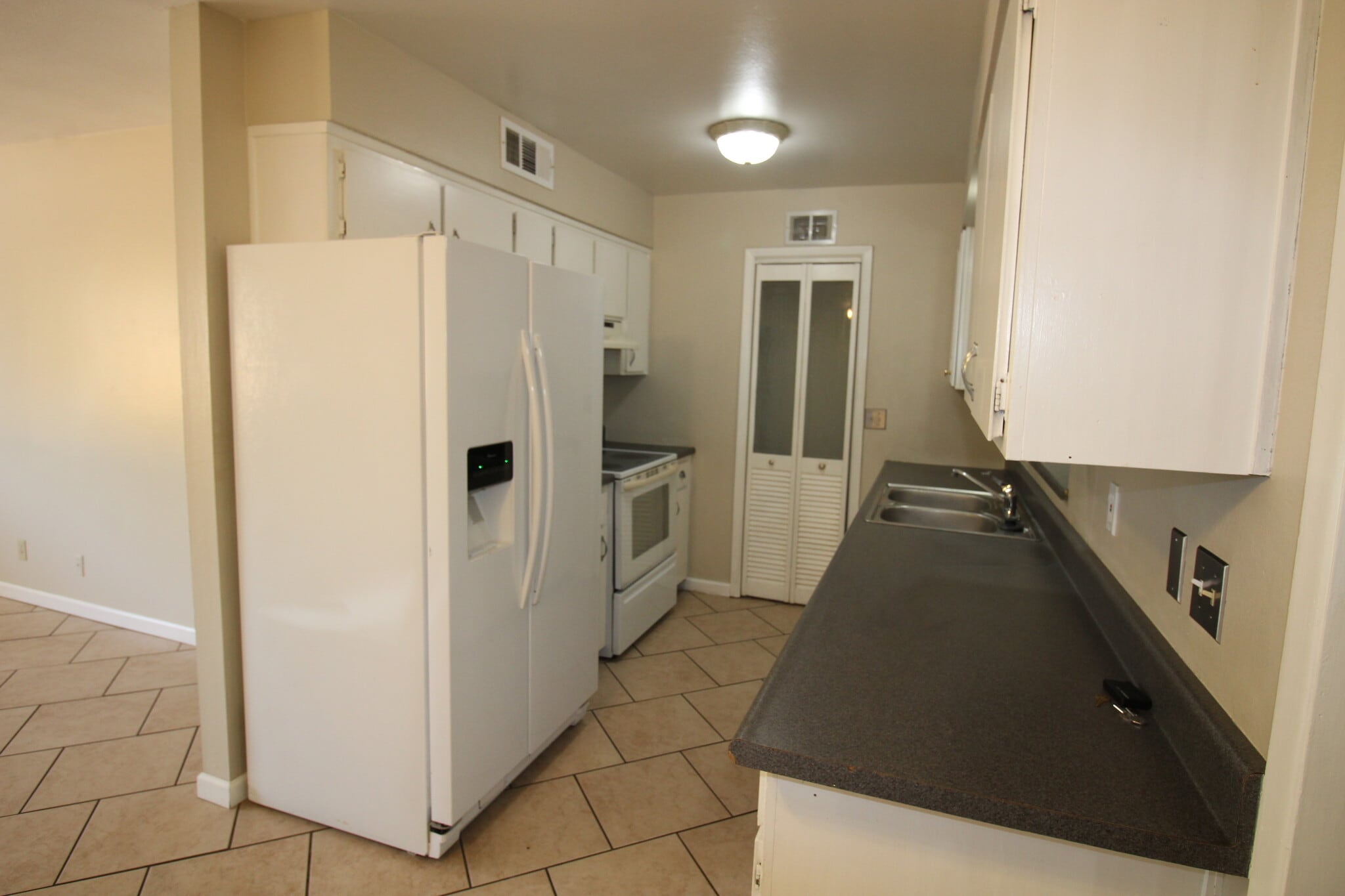 kitchen - 1130 W 9th St
