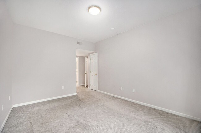 Building Photo - Light and Bright Condo in East Denver