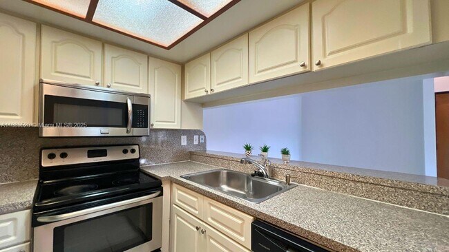 Building Photo - 8811 SW 123rd Ct