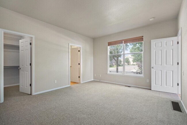 Building Photo - Like-New Townhome in Desirable West Loveland