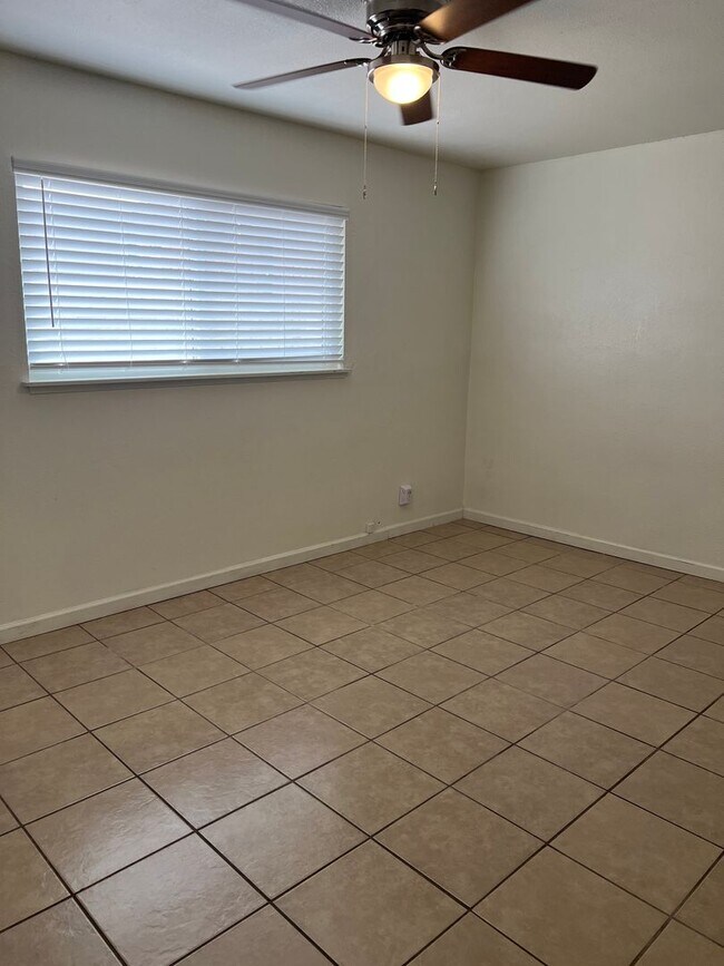 Building Photo - Cute 3 Bedroom Home