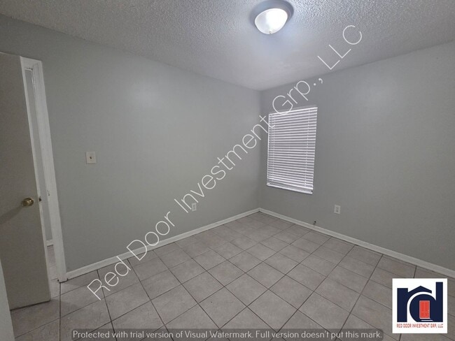 Building Photo - Spacious 3/1 Duplex with Laundry Room