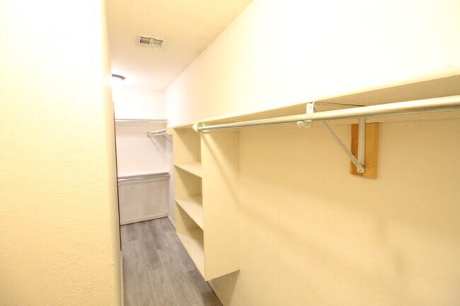 Building Photo - 620 Eastview Dr