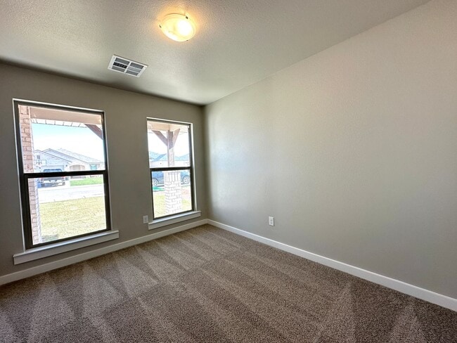 Building Photo - 4Bed/2Bath Available 6/5