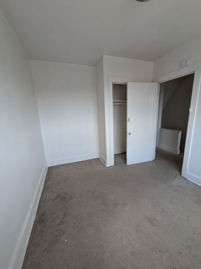 Building Photo - 2 bed 1 bath home with large living room a...