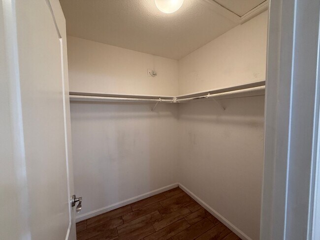 Building Photo - Single story 3 bedroom with attached Garage!
