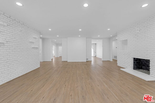 Building Photo - 621 N Bedford Dr