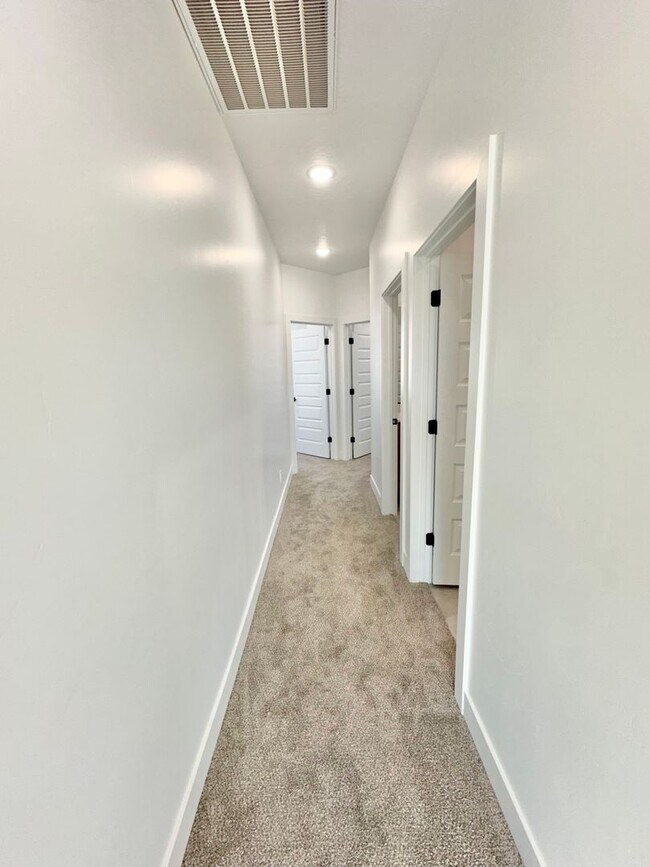 Building Photo - PET FRIENDLY!! HURRICANE TOWNHOME!