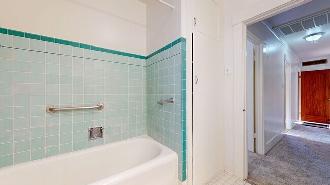 Building Photo - Bright Country Three Bedroom One Bathroom ...