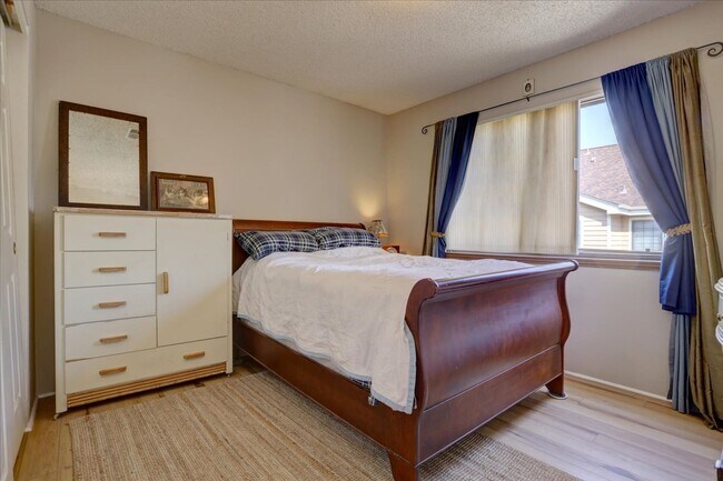 Building Photo - Top Floor FURNISHED 1 Bed/Office/Loft in Powderhorn