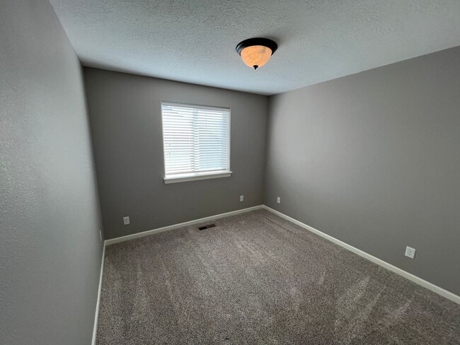 Building Photo - Well Maintained Three Bedroom Home in Sout...