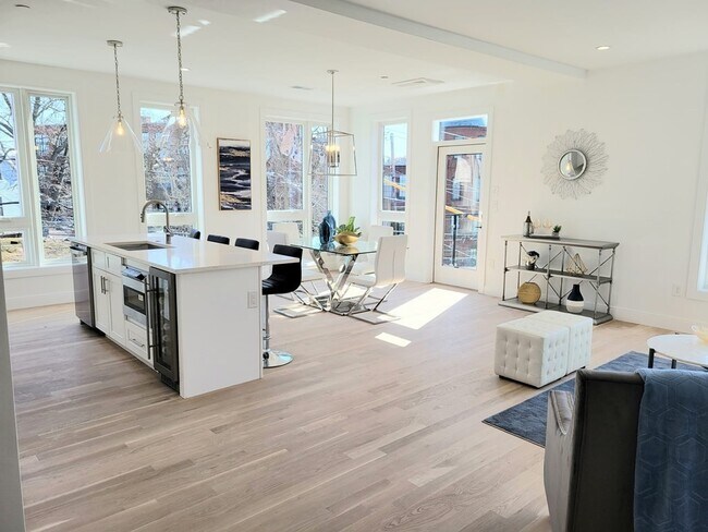 Building Photo - 1169 Adams St