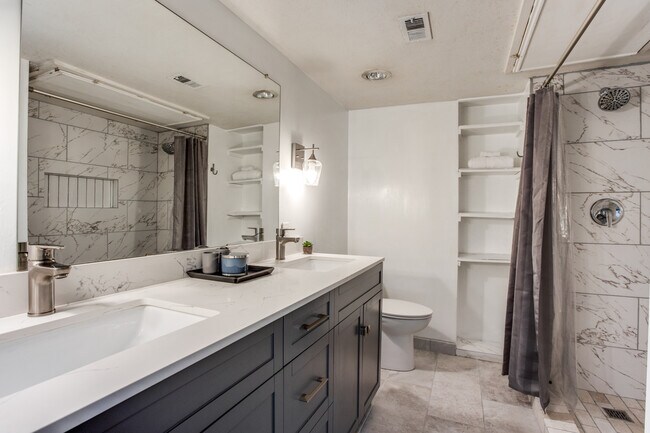 Building Photo - 7855 Meadow Park Dr