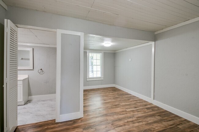 Building Photo - 3901 McKinney Dr