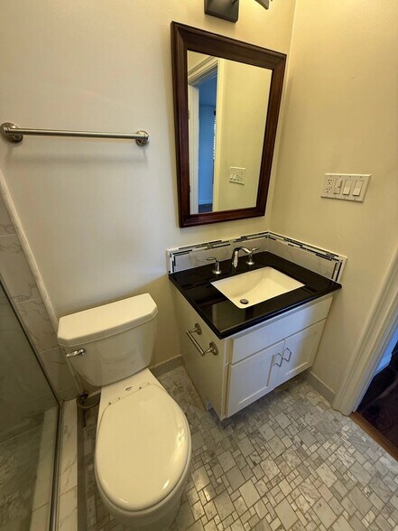 Building Photo - 11936 Darlington Ave