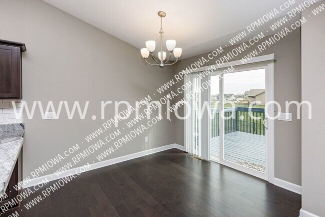 Building Photo - 4721 NE Oak Dr