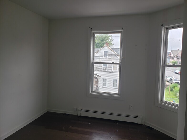 Badroom - 196 Putnam St