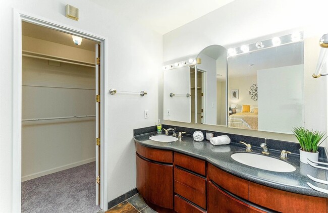 Building Photo - 7684 Surrey Ln