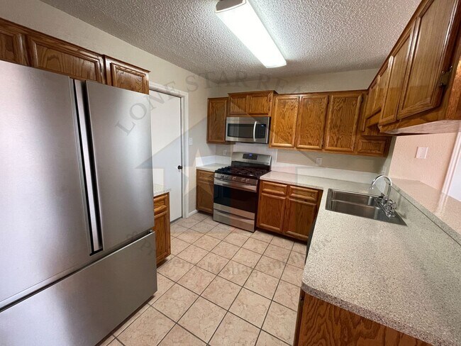 Building Photo - 1303 August Dr