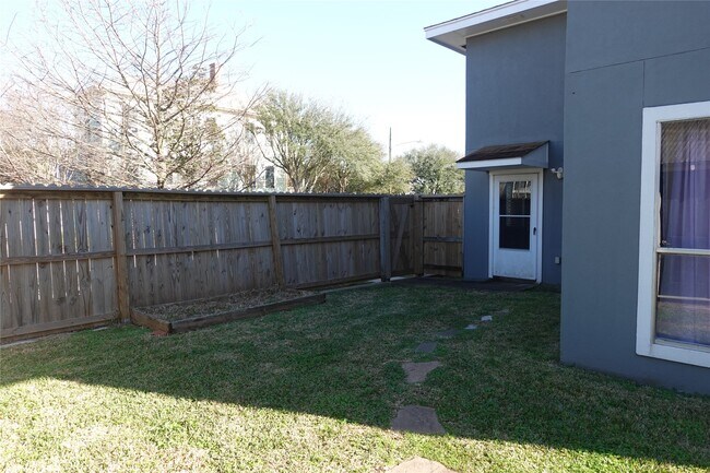 Building Photo - 1102 Winnie St