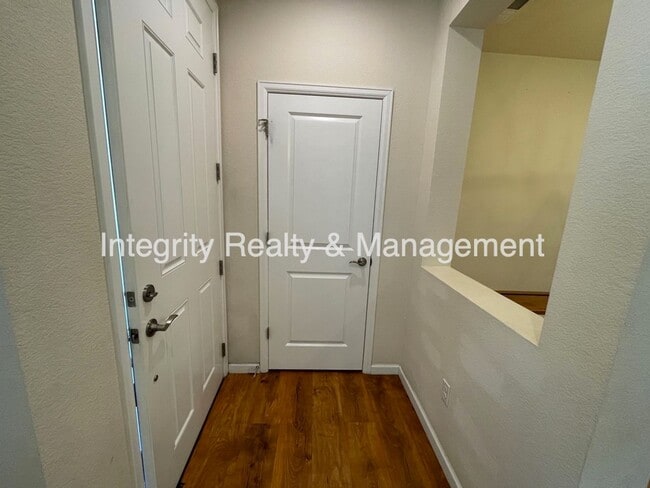 Building Photo - 598 E Dry Creek Pl