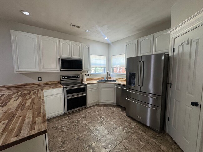 Building Photo - Beautifully Spacious Chesapeake Home