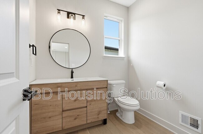 Building Photo - 1412 NE Ernest Way