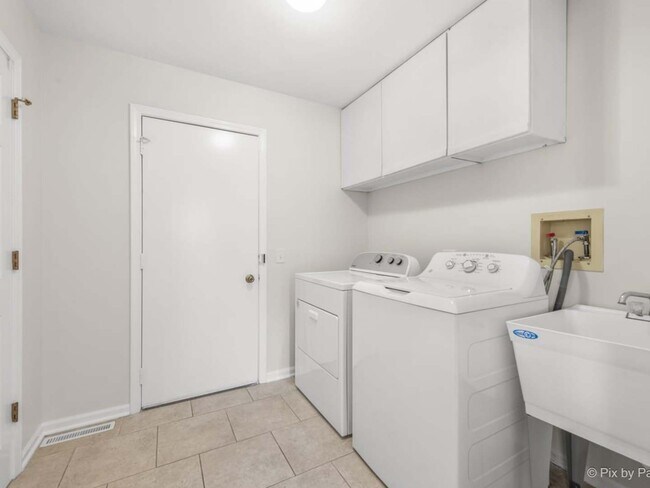 Building Photo - 1412 Rolling Grove Ct