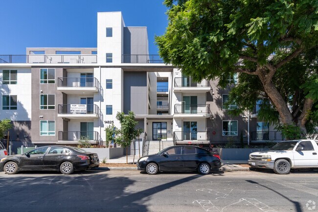 Building Photo - 14825 Delano St