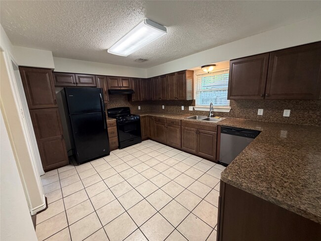 Building Photo - 3011 Longwood Ln