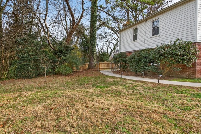 Building Photo - Newly updated apartment