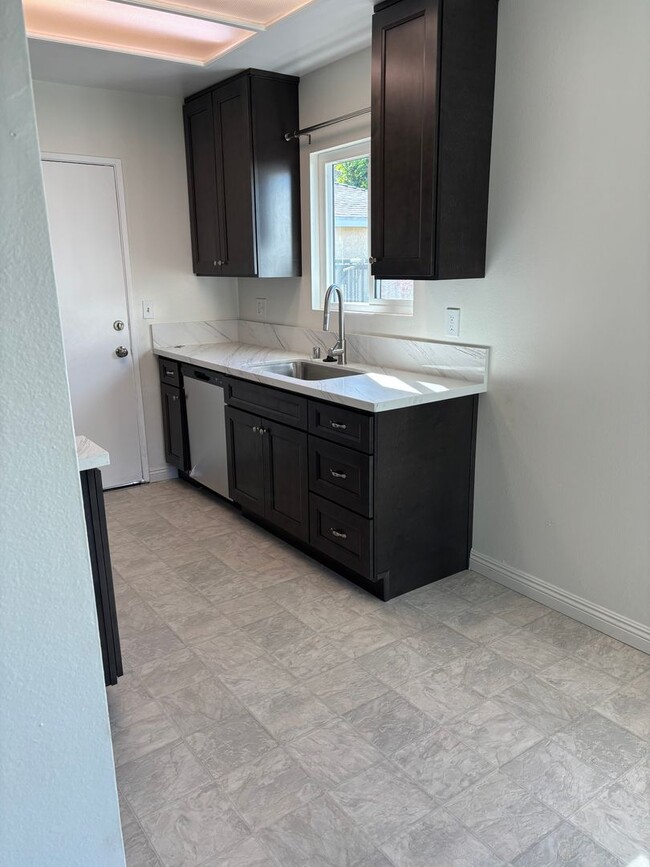 Building Photo - NEWLY REMODELED 2 BEDROOM 1 1/2 BATH CONDO