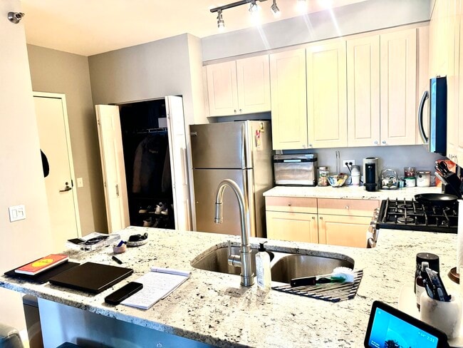 Building Photo - 330 N Jefferson St