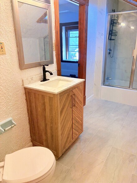 Bathroom - 31 Temple St