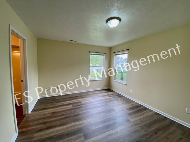 Building Photo - Wonderful 3 Bedroom 2 Bathroom Ranch Style...