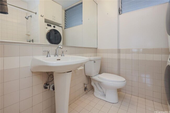 Building Photo - Nice and cozy studio with a washer dryer in unit.