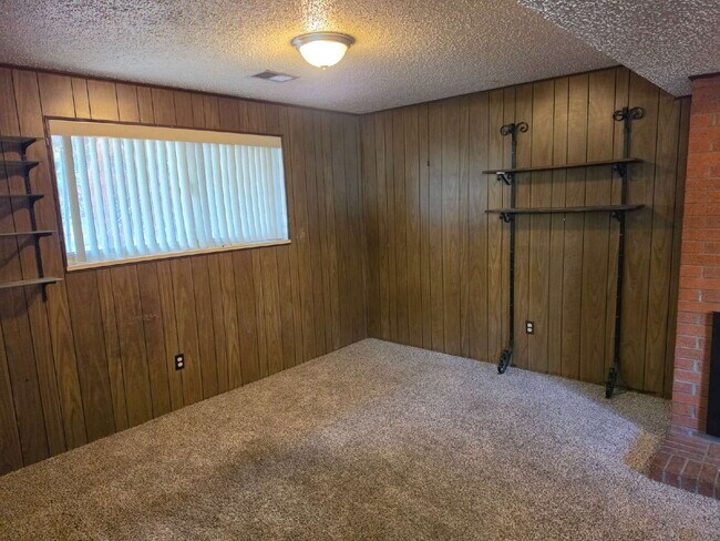 Building Photo - "Charming 3-Bed Retreat with Finished Basement & Cozy Fireplace in Aurora!"