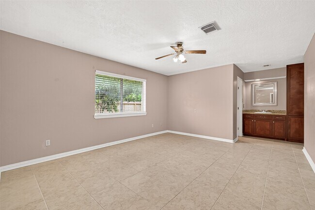Building Photo - 7403 Shady Vale Ln