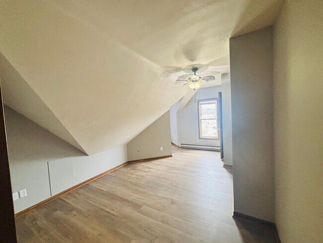 Building Photo - Huge 5BD Two Story Apartment Blocks from Downtown La Crosse