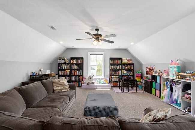 Building Photo - 4 Bedroom Near Post With River Access For ...