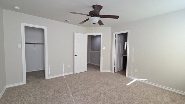 Building Photo - Retreat at Retama Park Townhome