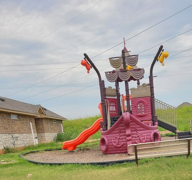 Building Photo - Open floor plan, Fridge included, fully fenced yard, neighborhood playground.