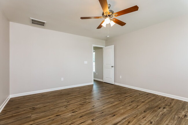 Building Photo - 934 Lakemont Dr