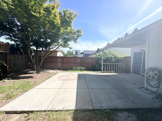 Building Photo - Wonderful centrally located Powell Butte 3...