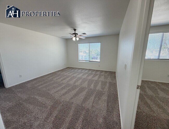 Building Photo - Large backyard Home in Surprise