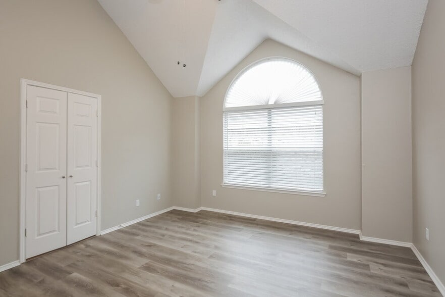 Building Photo - 2124 Creek Royal Dr